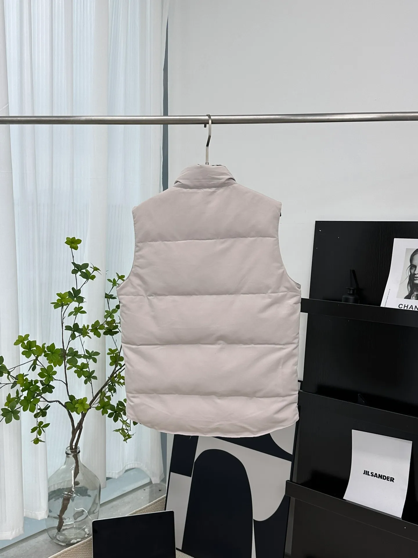 P380 [𝗖𝗮𝗻𝗮𝗱𝗲 𝗚𝗼𝗼𝘀𝗲] Canada Goose Couple Vest for Men and Women. 1⃣️Imported Behringer embroidery machine customized 10,000-needle embroidery logo 2⃣️Imported 18-count polyester-cotton blended original fabric 3⃣️Authentic official website synchronized with the new national standard 80% white duck down 4⃣️100% nylon nylon lining with double double-layer sealing design 5⃣️Yoshida YKK customers provide original factory customized electroplating sliders 6⃣️All auxiliary materials and hardware are disassembled and customized! 1:1 restore the official website Color: off-white, leather pink, bright red, sapphire blue, navy blue, black 𝗦𝗜𝗭𝗘:𝗫𝗦-𝗫𝗫𝗟
